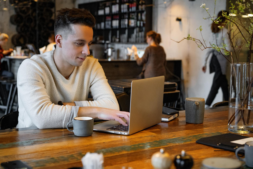 Adaptação de restaurantes à economia dos freelancers: ofertas e espaços